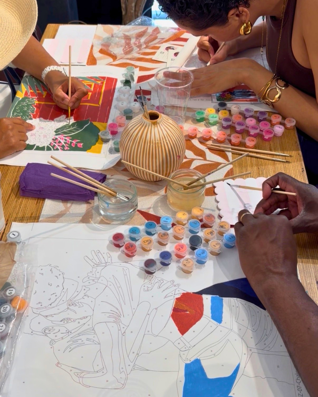 Atelier peinture par numéros caribéen à Paris – Ti pòz